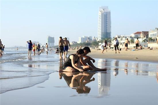 Nuoc bien Da Nang khong nhiem doc hinh anh 1
