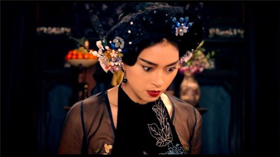 Cuối teaser, Tấm phải chịu một cú tát trời giáng từ mẹ ghẻ.