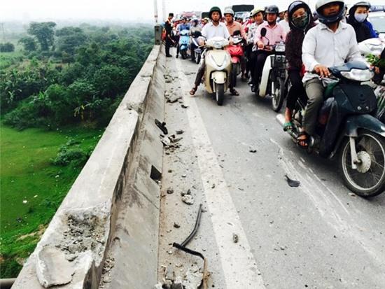 Xe tai tong vo lan can, cau Vinh Tuy te liet hinh anh 1