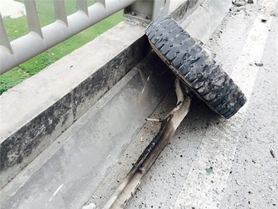 Xe tai tong vo lan can, cau Vinh Tuy te liet hinh anh 2