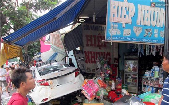 Taxi gây tai nạn liên hoàn, 3 người bị cuốn vào gầm, 2 người bị húc văng - Ảnh 1.