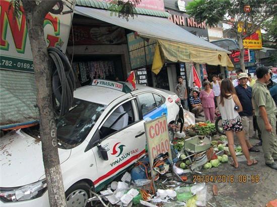 Taxi gây tai nạn liên hoàn, 3 người bị cuốn vào gầm, 2 người bị húc văng - Ảnh 2.