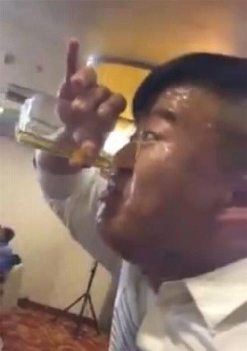 kinh ngac: nguoi dan ong co kha nang uong bia bang mui hinh anh 1