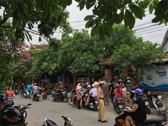 Người dân tụ tập trước quán cà phê Tiếng Xưa để ghe ngóng vụ việc