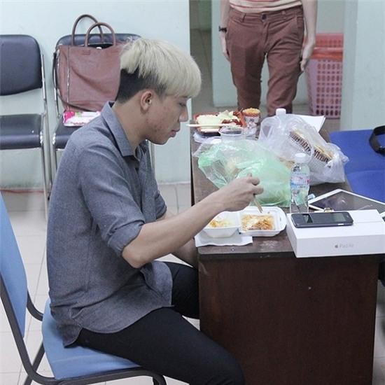 Một bên má của Trấn Thành mọc rất nhiều mụn lớn và những vết thâm do mụn để lại.