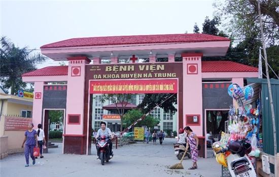 Be so sinh suyt bi chon song dang nguy kich hinh anh 1