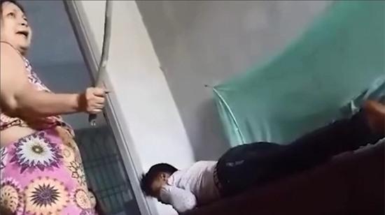 Con trai 30 tuổi vẫn bị mẹ phạt đòn vì… nhậu về khuya