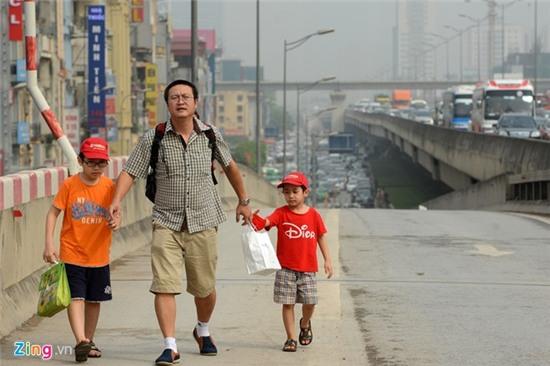 Cua ngo phia Nam Ha Noi un tac nghiem trong sang 30/4 hinh anh 11