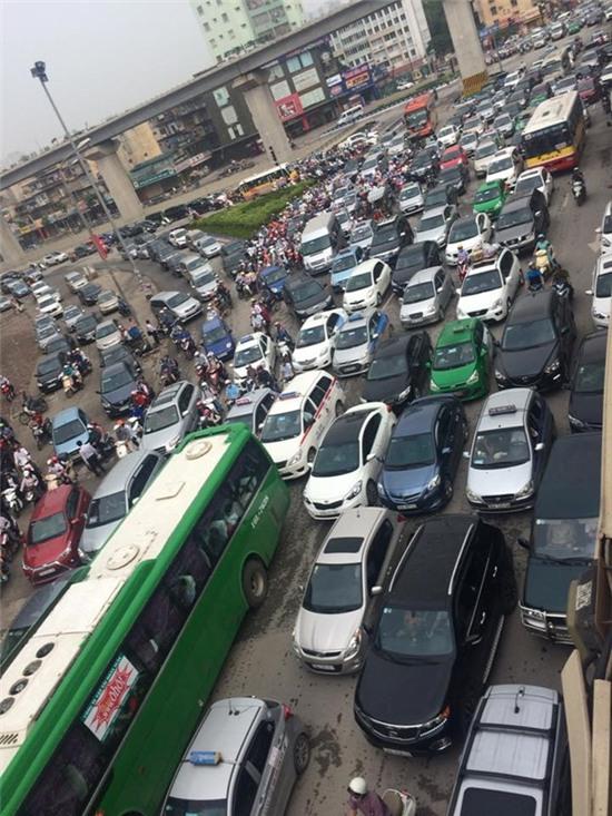 Cua ngo phia Nam Ha Noi un tac nghiem trong sang 30/4 hinh anh 2