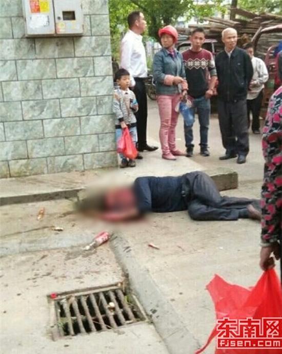 Video gây phẫn nộ: Con trai đánh bố như bổ củi giữa đường phố, người đi đường bàng quan đứng nhìn - Ảnh 8.