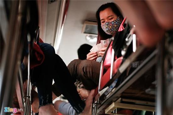 Ben trong mot chuyen xe nhoi khach nghi le 30/4 hinh anh 10