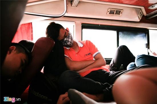 Ben trong mot chuyen xe nhoi khach nghi le 30/4 hinh anh 12