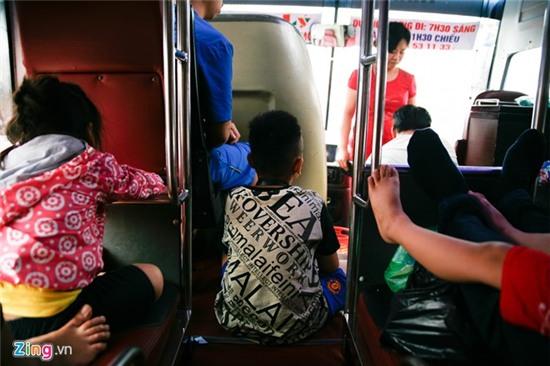 Ben trong mot chuyen xe nhoi khach nghi le 30/4 hinh anh 2