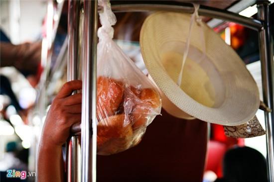 Ben trong mot chuyen xe nhoi khach nghi le 30/4 hinh anh 7