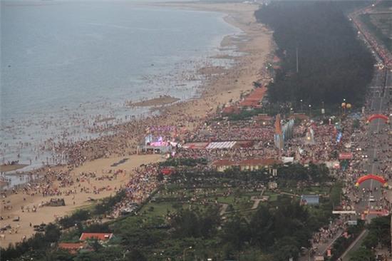 Chùm ảnh: Những bãi biển ngột ngạt và đông như nêm trong kì nghỉ lễ - Ảnh 10.