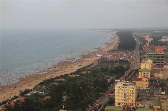 Chùm ảnh: Những bãi biển ngột ngạt và đông như nêm trong kì nghỉ lễ - Ảnh 8.