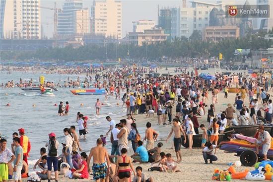 Chùm ảnh: Những bãi biển ngột ngạt và đông như nêm trong kì nghỉ lễ - Ảnh 13.