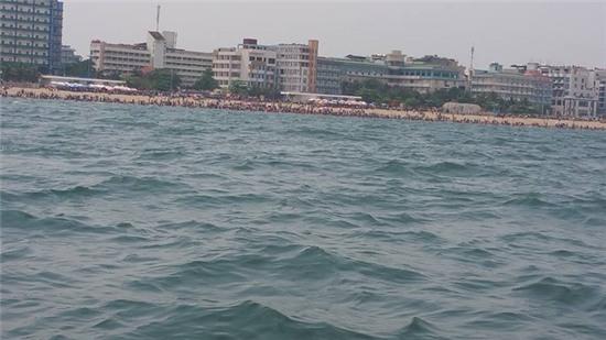 Chùm ảnh: Những bãi biển ngột ngạt và đông như nêm trong kì nghỉ lễ - Ảnh 23.