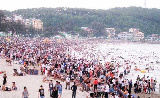 Chùm ảnh: Những bãi biển ngột ngạt và đông như nêm trong kì nghỉ lễ - Ảnh 22.