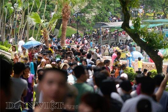 cac cong vien hà nọi chạt kín nguòi, qua tai trong dip nghi le hinh anh 1