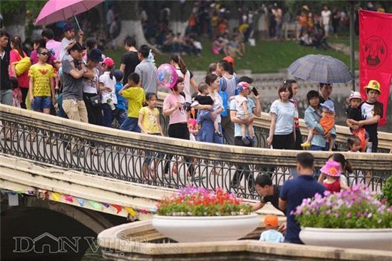 cac cong vien hà nọi chạt kín nguòi, qua tai trong dip nghi le hinh anh 10