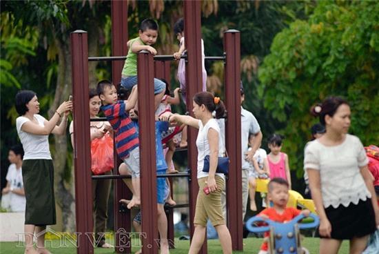 cac cong vien hà nọi chạt kín nguòi, qua tai trong dip nghi le hinh anh 14