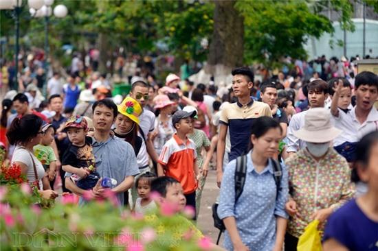 cac cong vien hà nọi chạt kín nguòi, qua tai trong dip nghi le hinh anh 3