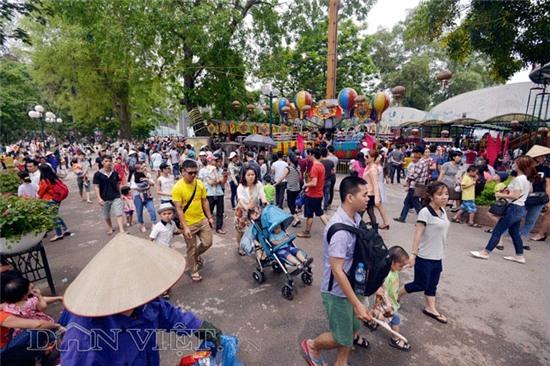 cac cong vien hà nọi chạt kín nguòi, qua tai trong dip nghi le hinh anh 5