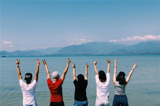 Đừng giơ tay chữ V nữa, đã đi du lịch thì phải chụp ảnh như thế này này! - Ảnh 24.