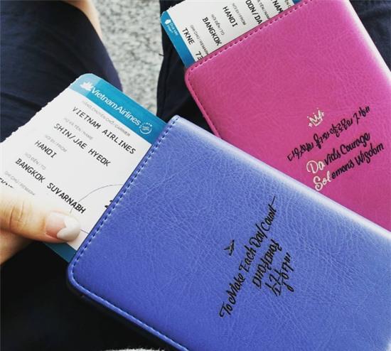 Đừng giơ tay chữ V nữa, đã đi du lịch thì phải chụp ảnh như thế này này! - Ảnh 4.