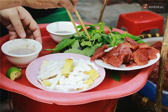 Hà Nội: Lạ miệng, lạ mắt món gỏi sứa đậu phụ mắm tôm trên phố Hàng Chiếu - Ảnh 1.