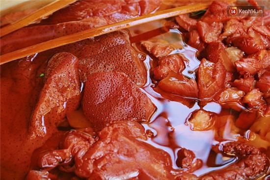 Hà Nội: Lạ miệng, lạ mắt món gỏi sứa đậu phụ mắm tôm trên phố Hàng Chiếu - Ảnh 2.