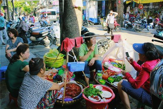Hà Nội: Lạ miệng, lạ mắt món gỏi sứa đậu phụ mắm tôm trên phố Hàng Chiếu - Ảnh 5.