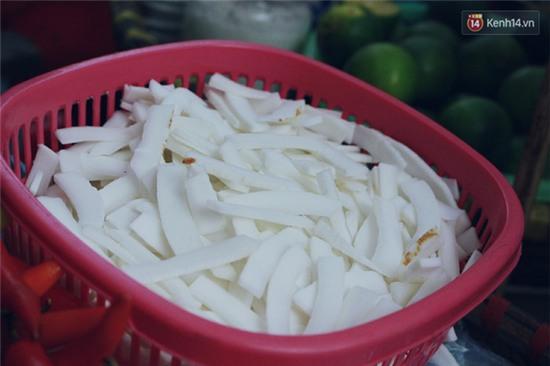 Hà Nội: Lạ miệng, lạ mắt món gỏi sứa đậu phụ mắm tôm trên phố Hàng Chiếu - Ảnh 9.