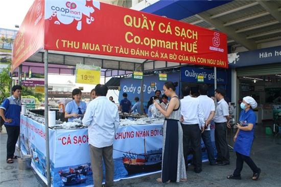 Nguoi Hue phan khoi mua ca bien sach trong ngay dau mo ban hinh anh 1