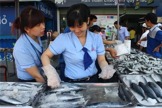 Nguoi Hue phan khoi mua ca bien sach trong ngay dau mo ban hinh anh 2