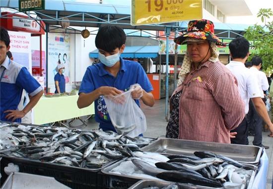 Nguoi Hue phan khoi mua ca bien sach trong ngay dau mo ban hinh anh 3