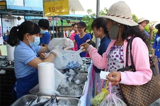 Nguoi Hue phan khoi mua ca bien sach trong ngay dau mo ban hinh anh 5