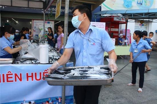 Nguoi Hue phan khoi mua ca bien sach trong ngay dau mo ban hinh anh 7