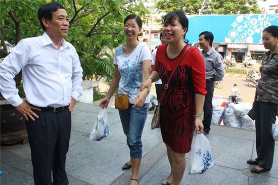 Nguoi Hue phan khoi mua ca bien sach trong ngay dau mo ban hinh anh 10