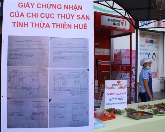 Nguoi Hue phan khoi mua ca bien sach trong ngay dau mo ban hinh anh 8