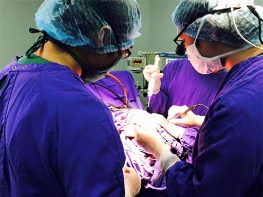 Kíp phẫu thuật đã lấy dị vật, xử lý vết thương, cứu sống nạn nhân