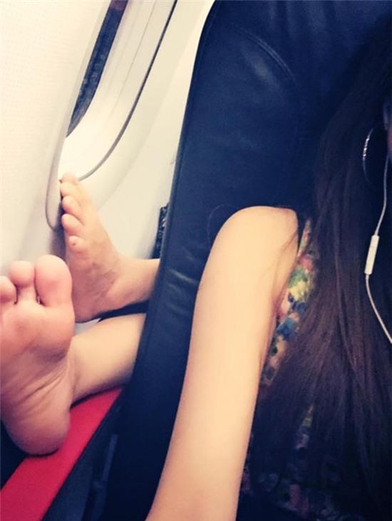 Người đàn ông vô tư gác 2 chân lên ghế trước xe khách gây phản cảm - Ảnh 3.