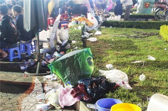 Hình ảnh những bãi rác tại các khu du lịch sau kì nghỉ lễ khiến nhiều người giật mình - Ảnh 1.