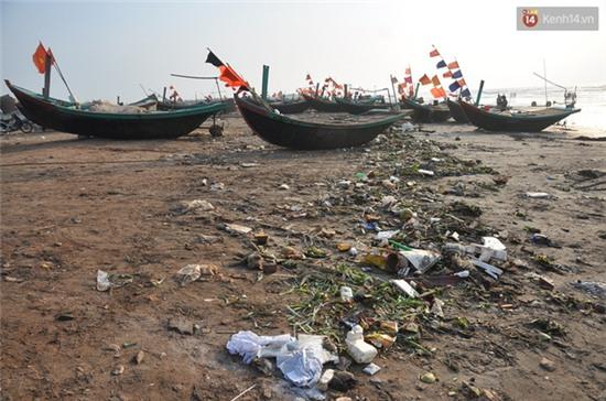 Hình ảnh những bãi rác tại các khu du lịch sau kì nghỉ lễ khiến nhiều người giật mình - Ảnh 10.