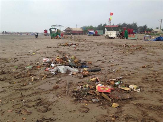 Hình ảnh những bãi rác tại các khu du lịch sau kì nghỉ lễ khiến nhiều người giật mình - Ảnh 12.