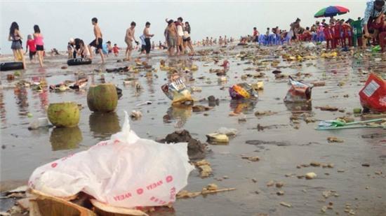 Hình ảnh những bãi rác tại các khu du lịch sau kì nghỉ lễ khiến nhiều người giật mình - Ảnh 13.