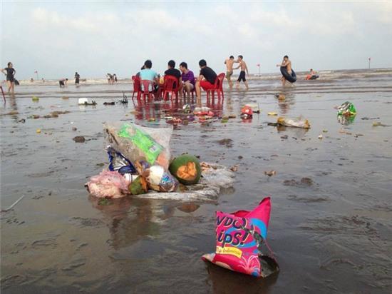 Hình ảnh những bãi rác tại các khu du lịch sau kì nghỉ lễ khiến nhiều người giật mình - Ảnh 16.