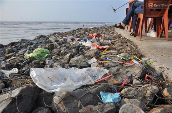Hình ảnh những bãi rác tại các khu du lịch sau kì nghỉ lễ khiến nhiều người giật mình - Ảnh 9.