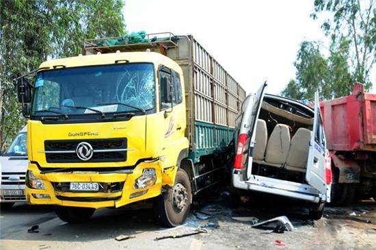 Vu tai nan 4 nguoi chet: Xe khach vuot au hinh anh 1